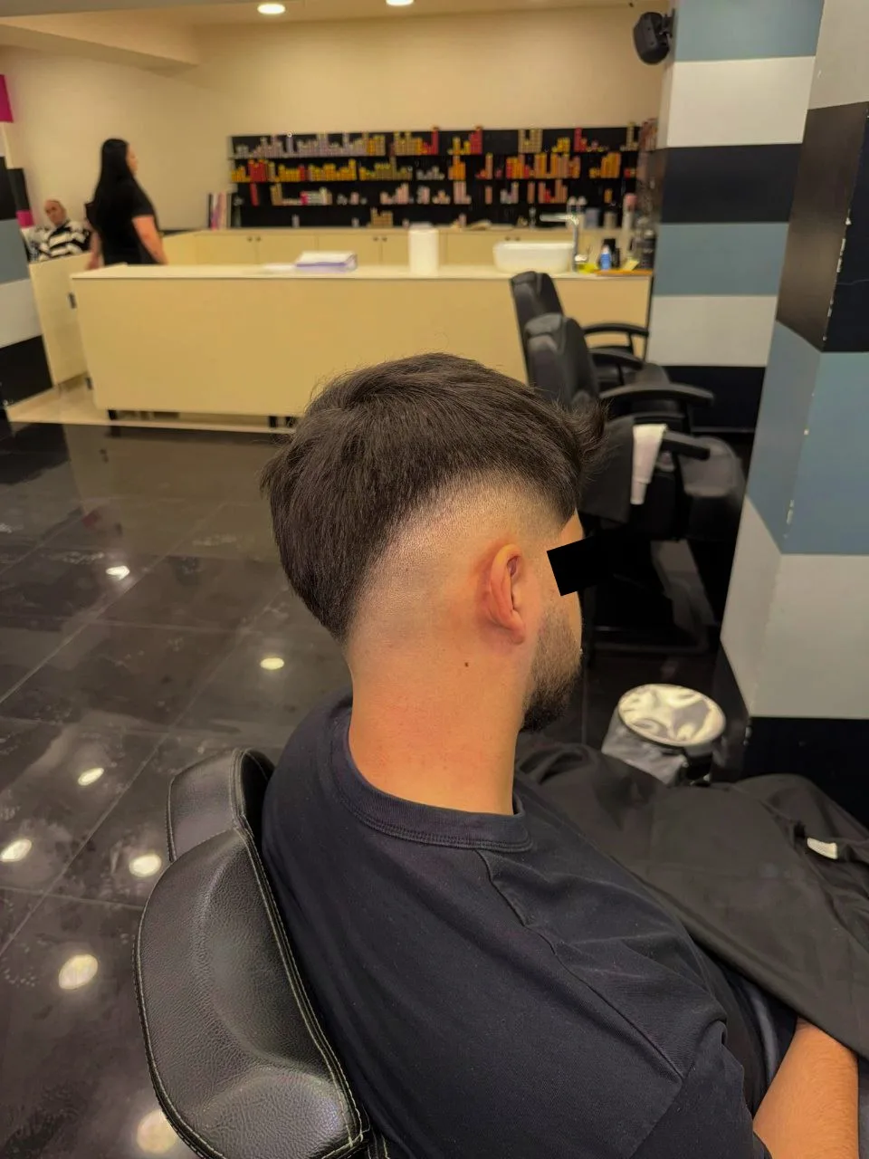 Rezultatul final al unei tunsori pentru bărbați cu fade, în salonul Magic