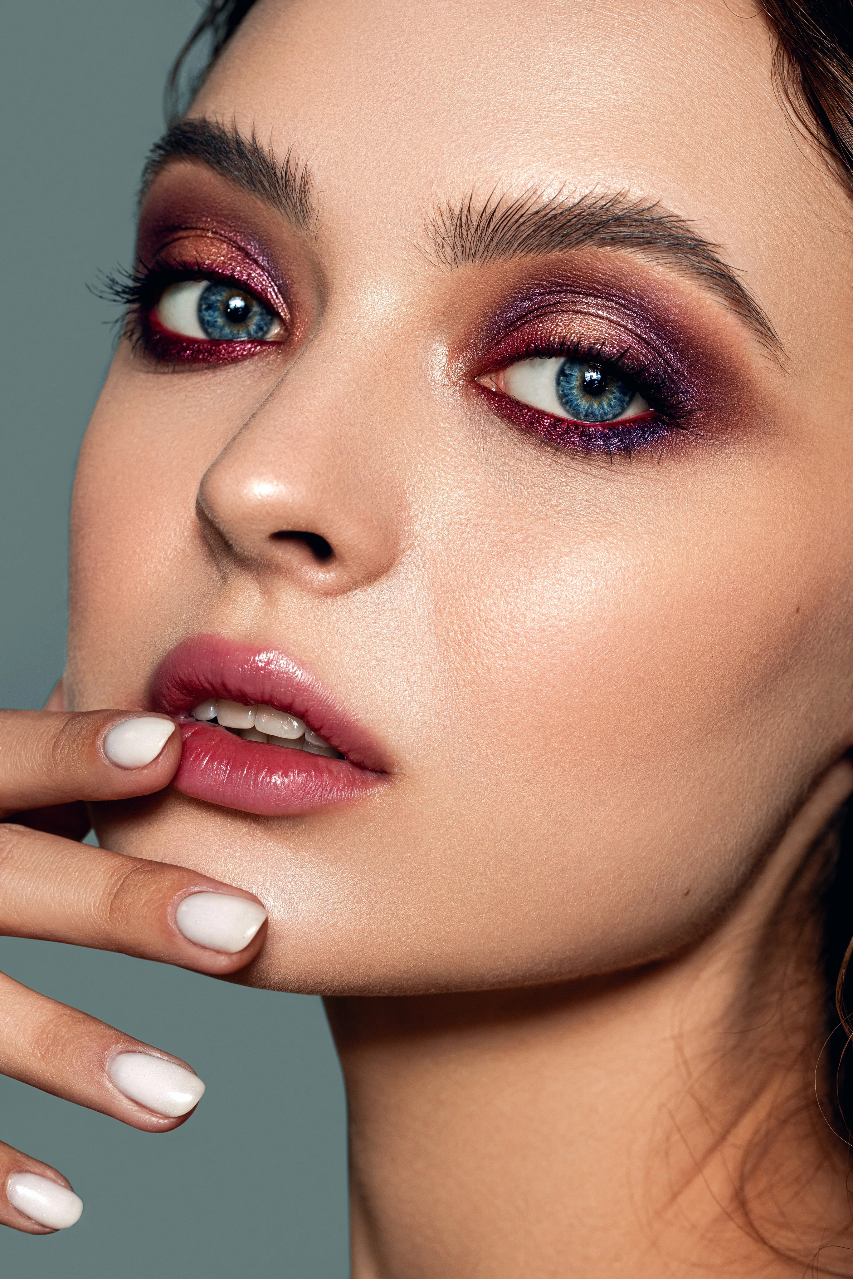 Machiaj de seară smokey eyes în nuanțe roz-violet cu sclipici