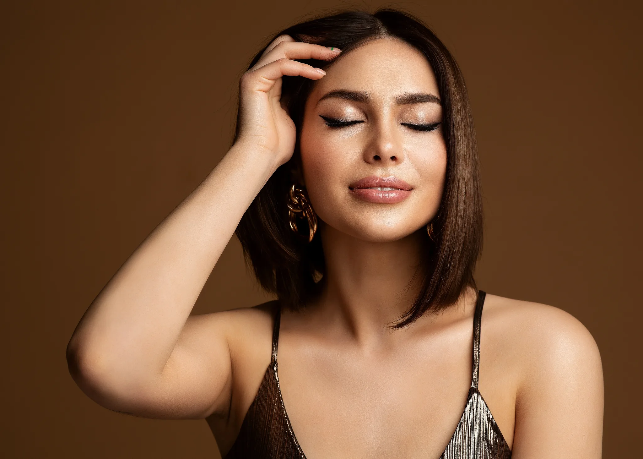 Machiaj elegant în tonuri bronz pentru un eveniment de seară