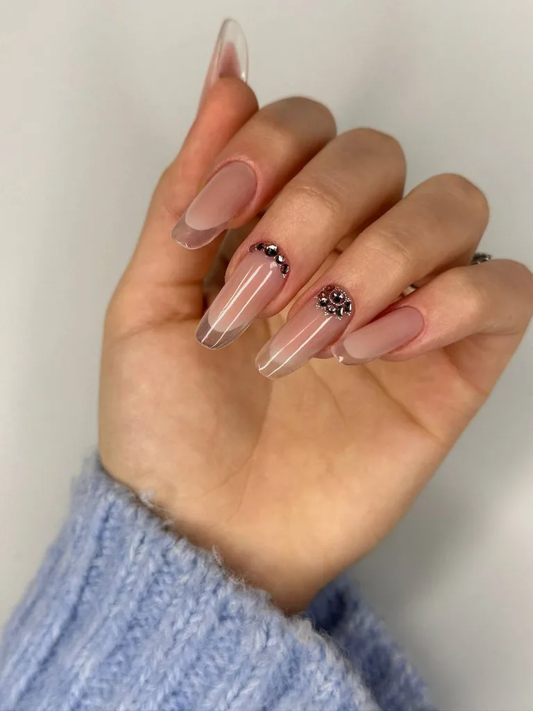 Unghii lungi cu gel nude transparent, cu pietricele și linii decorative