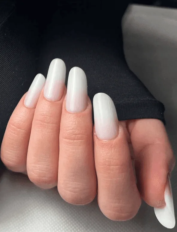Unghii lungi în ombré de la nude la alb