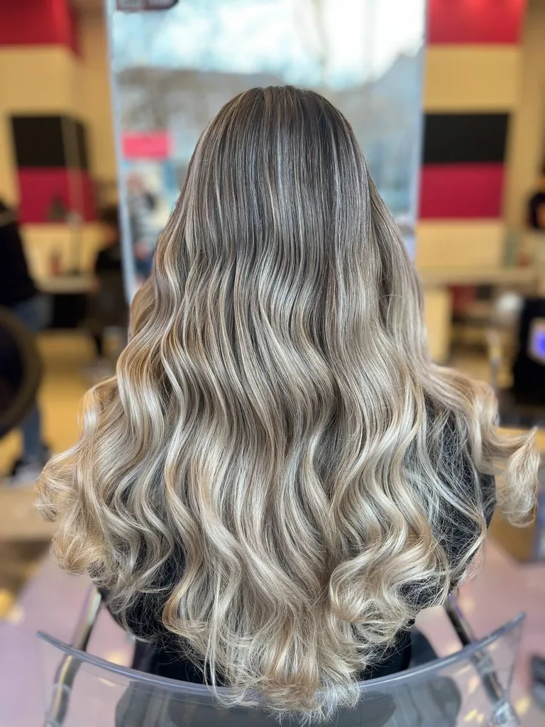 Păr lung cu șuvițe blond cenușiu și bucle