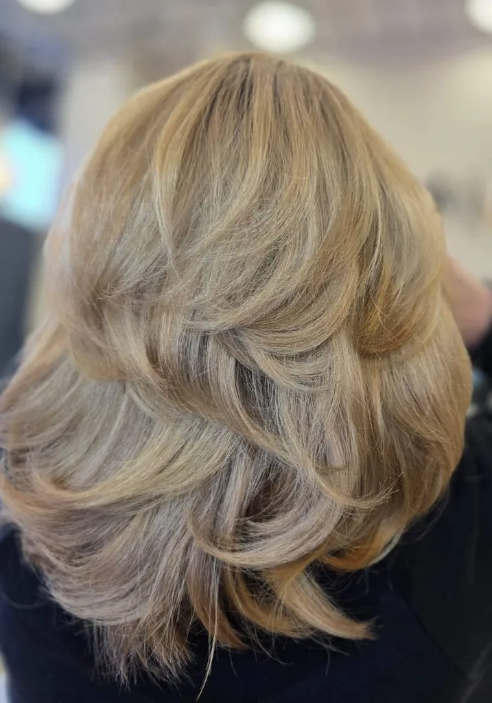 Păr blond nisipiu în straturi, cu volum