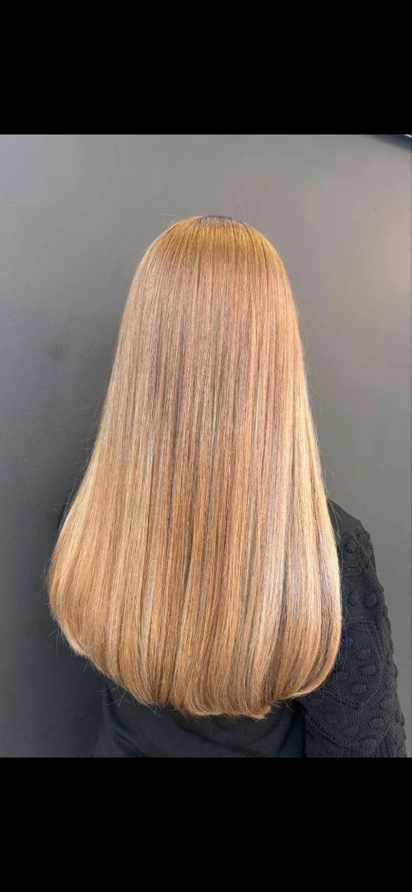 Păr lung și drept, blond piersică, văzut din spate