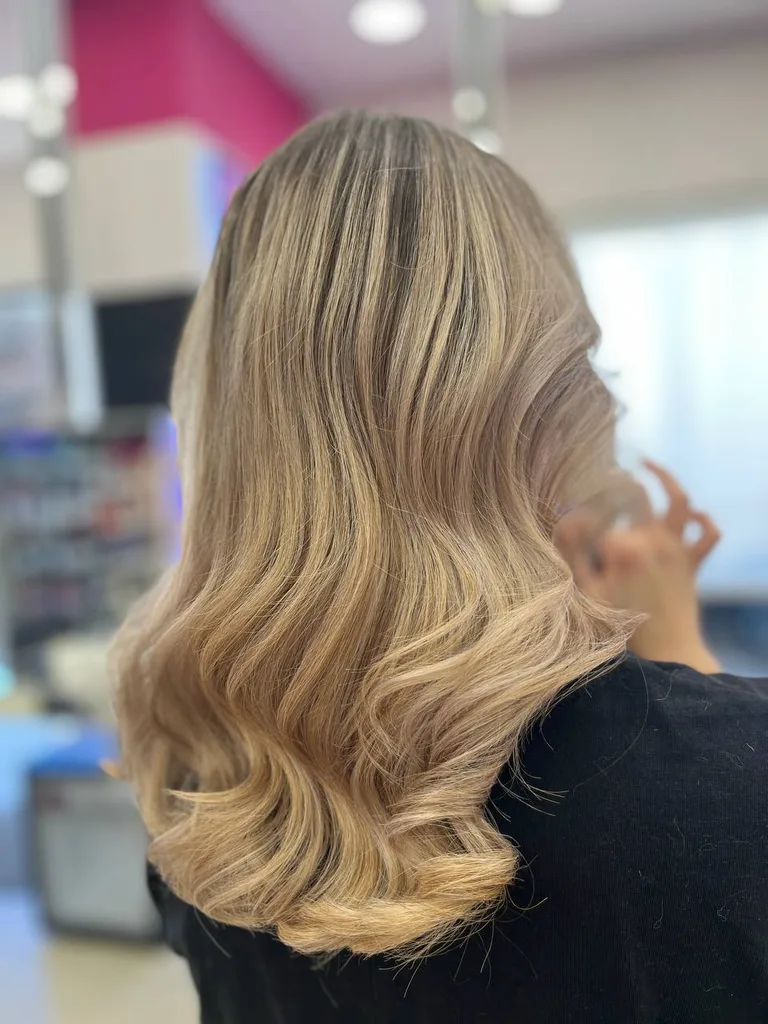 Păr blond auriu cu tranziție de la rădăcina închisă, ondulat