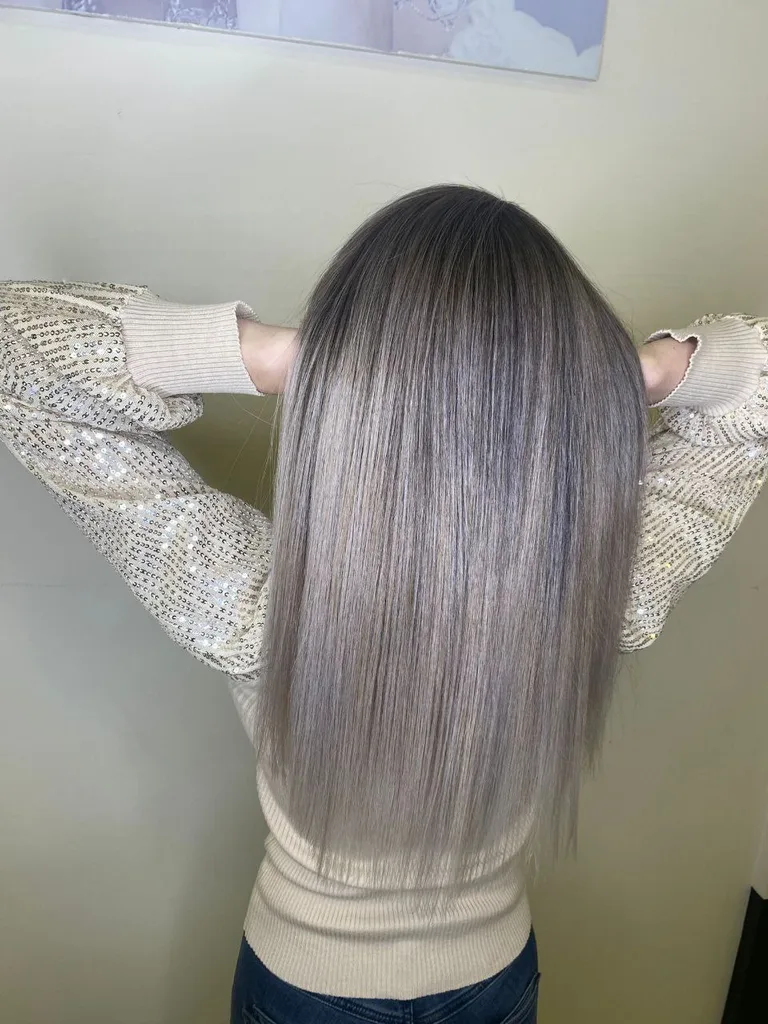 Păr drept cu tranziție de la rădăcina închisă la blond cenușiu