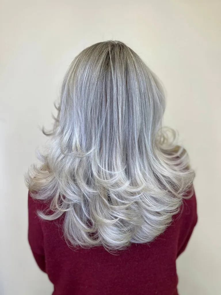 Păr blond argintiu în straturi, cu vârfuri întoarse