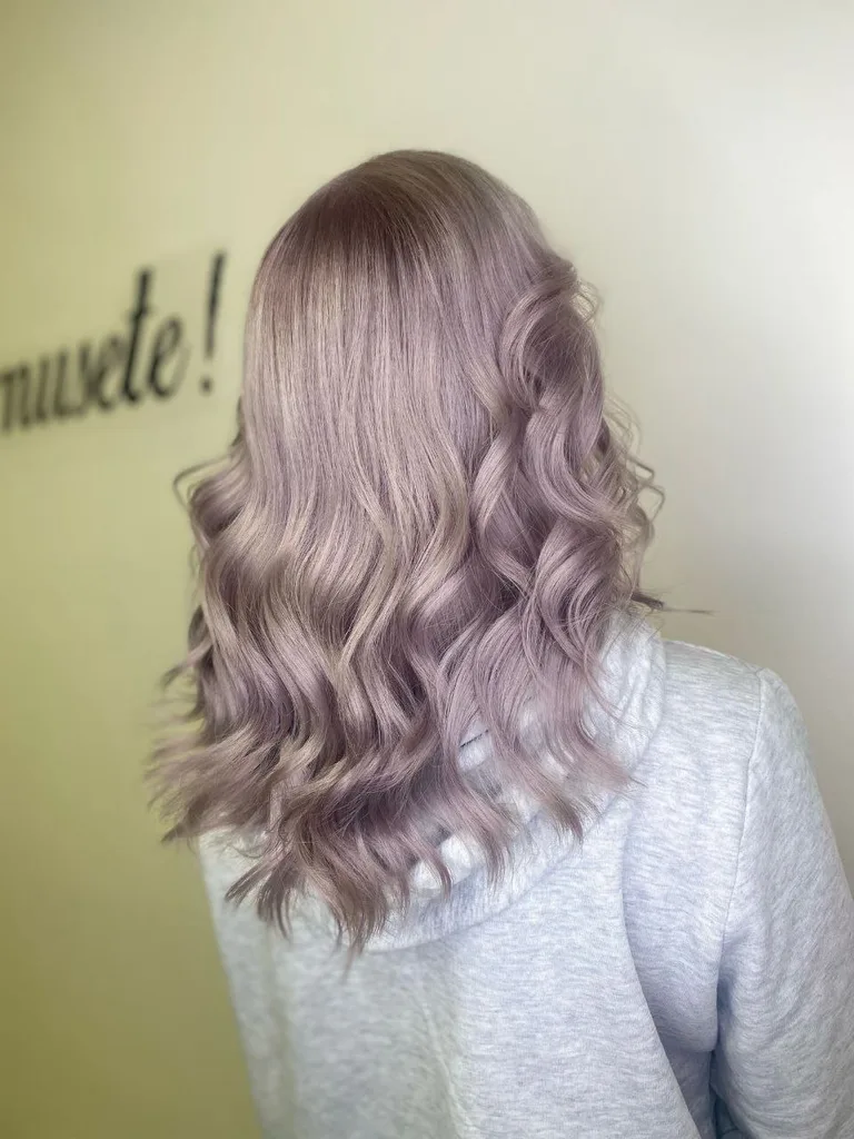 Păr lila pastel, ondulat, lungime medie