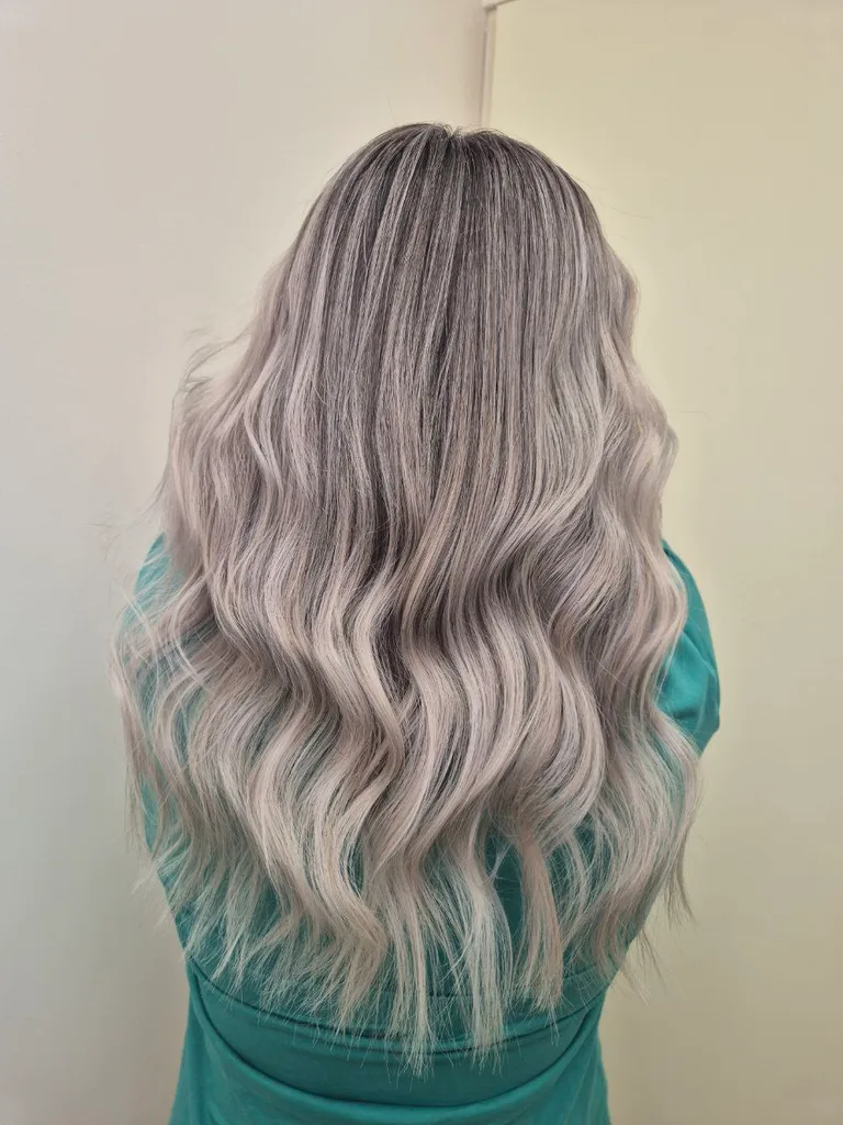 Păr vopsit blond perlat, cu rădăcină umbrită și bucle, lungime medie