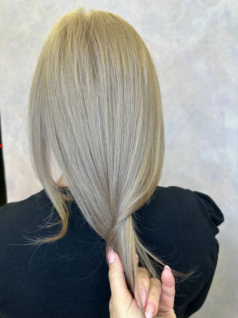 Păr drept blond cenușiu, lungime medie, văzut din spate