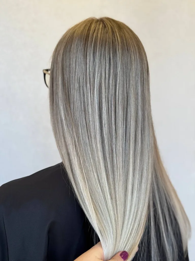 Păr vopsit lung și drept, cu tranziție de la rădăcina cenușie la blond deschis