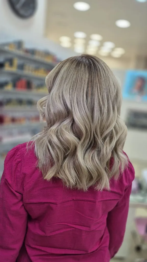 Păr blond bej, ondulat, lungime medie