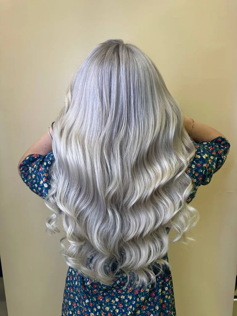 Păr lung blond argintiu cu bucle largi