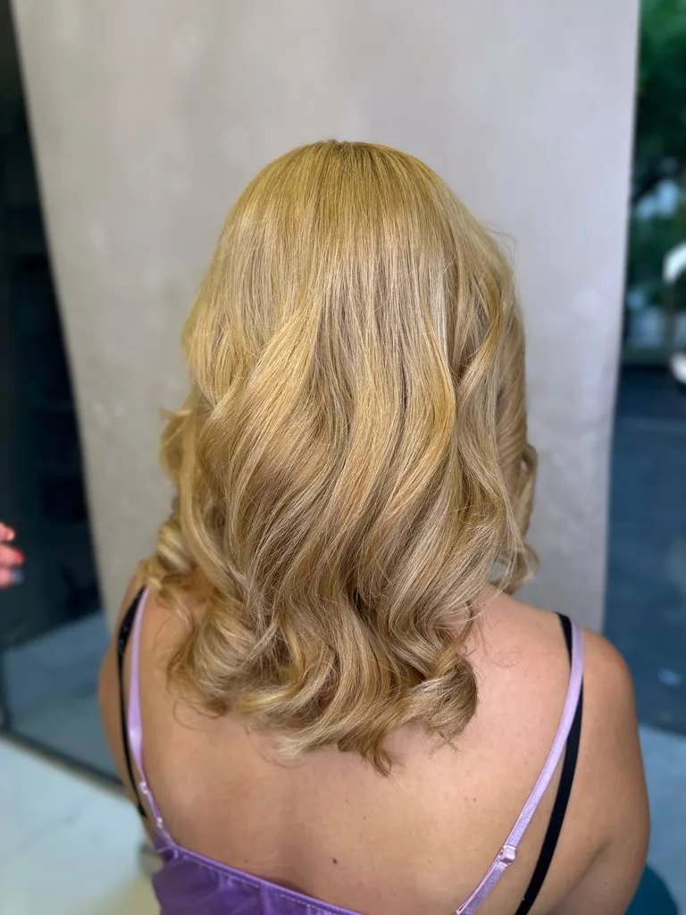 Păr blond auriu, ondulat, lungime medie