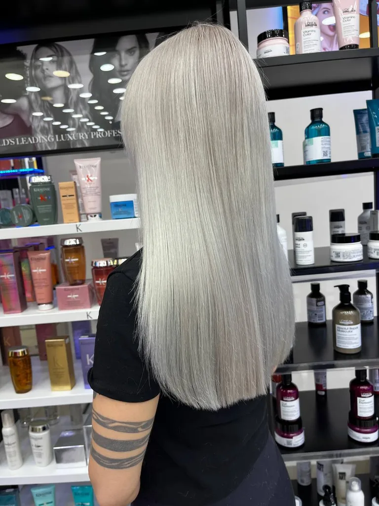Păr drept blond platinat, aproape alb, lungime medie