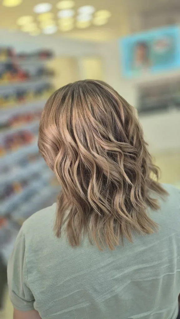 Păr șaten cu șuvițe blonde, ondulat, lungime medie