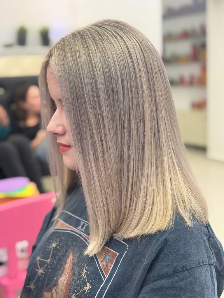 Păr drept blond cenușiu, lungime medie, văzut din profil