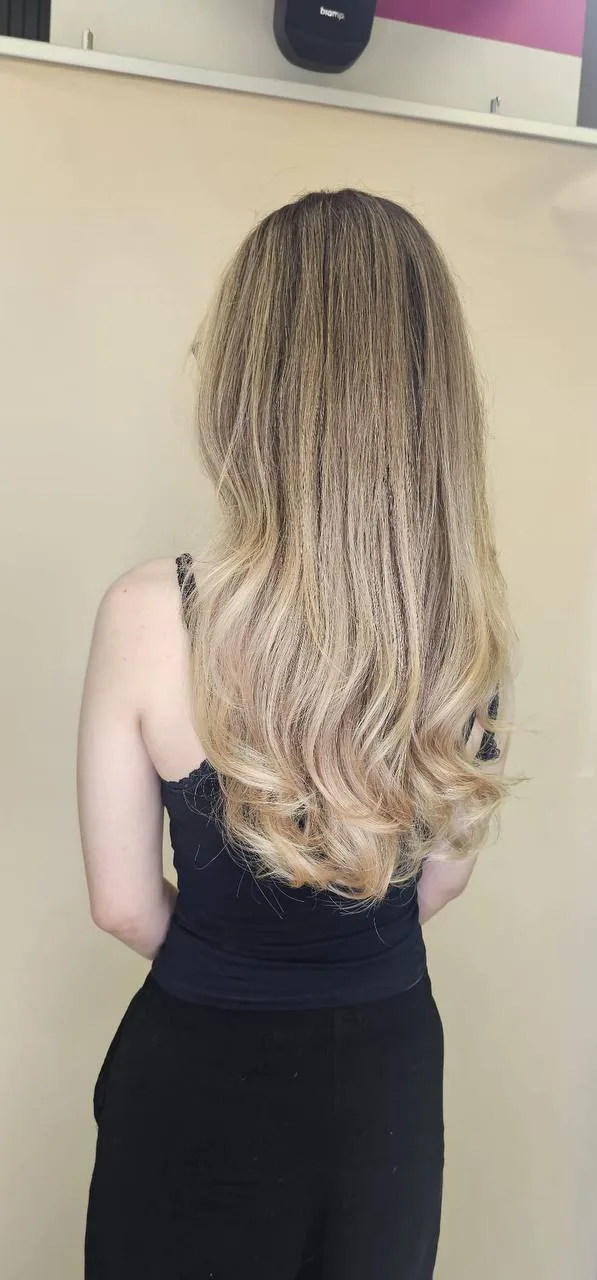 Păr lung cu ombré de la șaten la blond și vârfuri ondulate