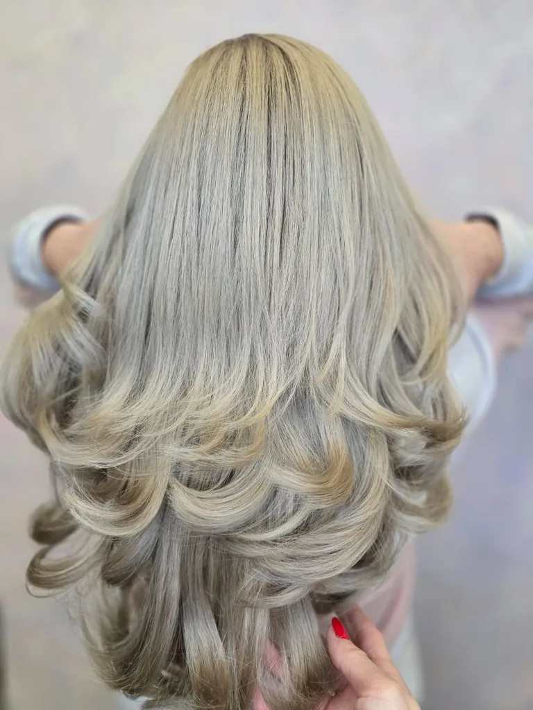 Păr lung blond cenușiu în straturi, cu vârfuri întoarse