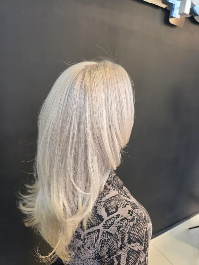 Păr blond platinat în straturi, lungime medie, din profil