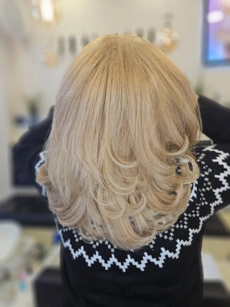 Păr blond bej în straturi, lungime medie, cu vârfuri întoarse