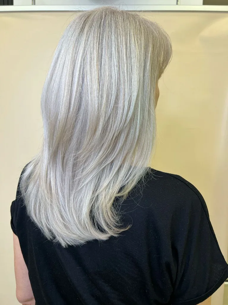 Păr blond platinat, întins, lungime medie