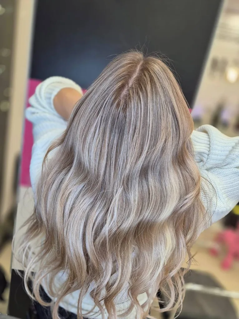 Păr lung blond perlat cu rădăcină umbrită și valuri largi