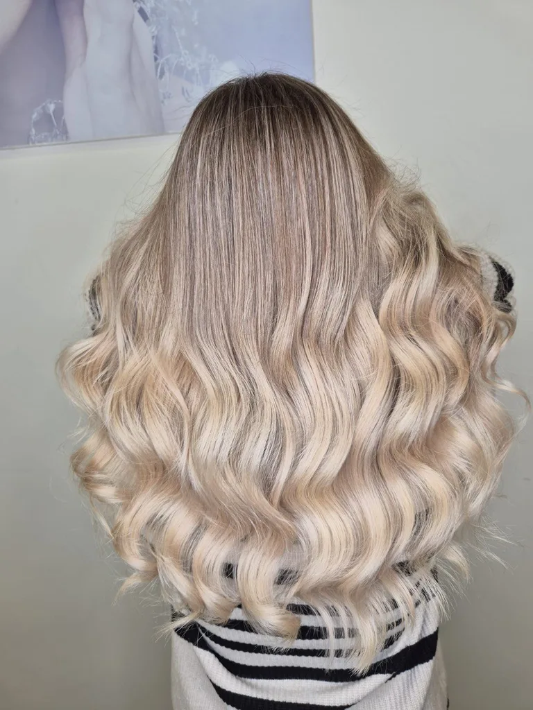 Păr lung blond rozaliu, cu rădăcină umbrită și bucle