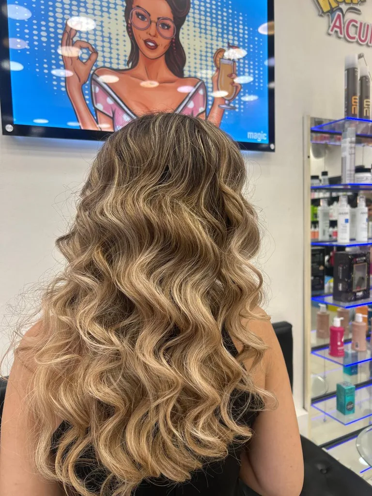 Balayage caramel și blond pe păr lung cu bucle bogate