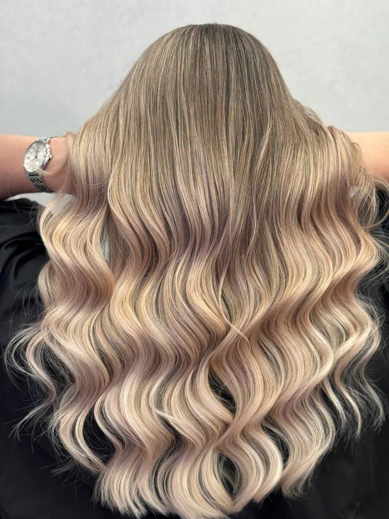 Păr lung blond bej cu bucle definite