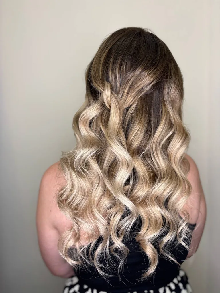 Balayage blond deschis pe bază brunetă, cu bucle definite