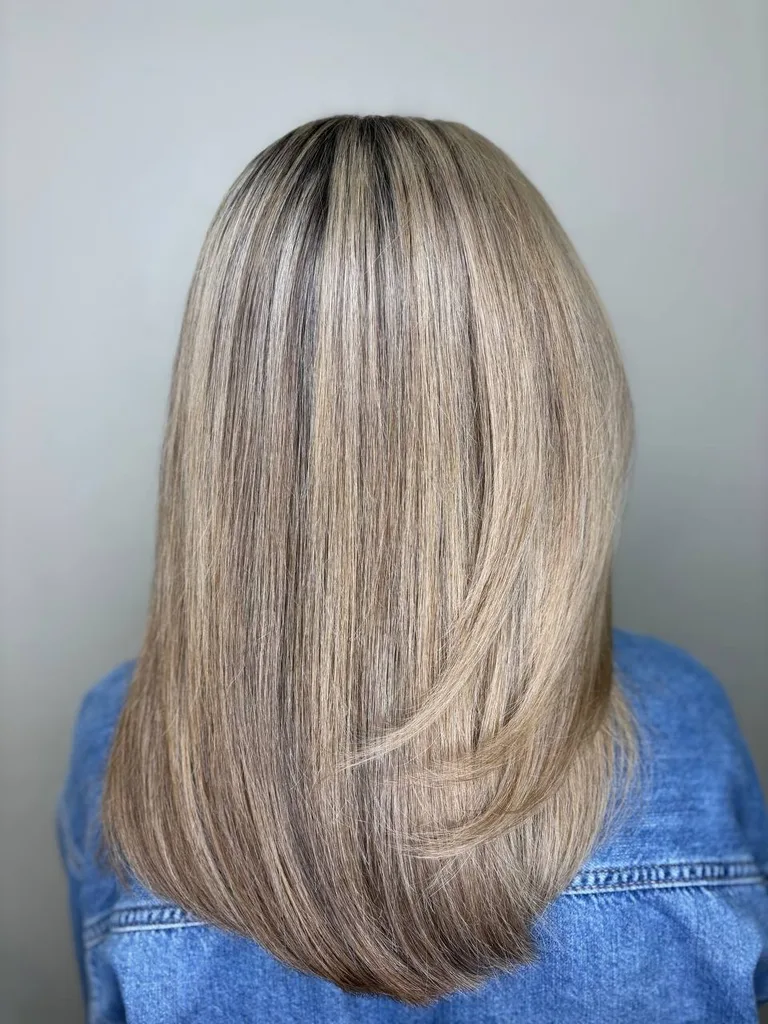 Șuvițe fine blond bej pe bază șatenă, păr lung și drept