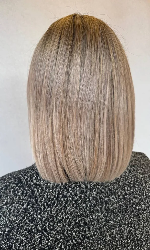 Bob drept cu rădăcină închisă și lungimi blond bej