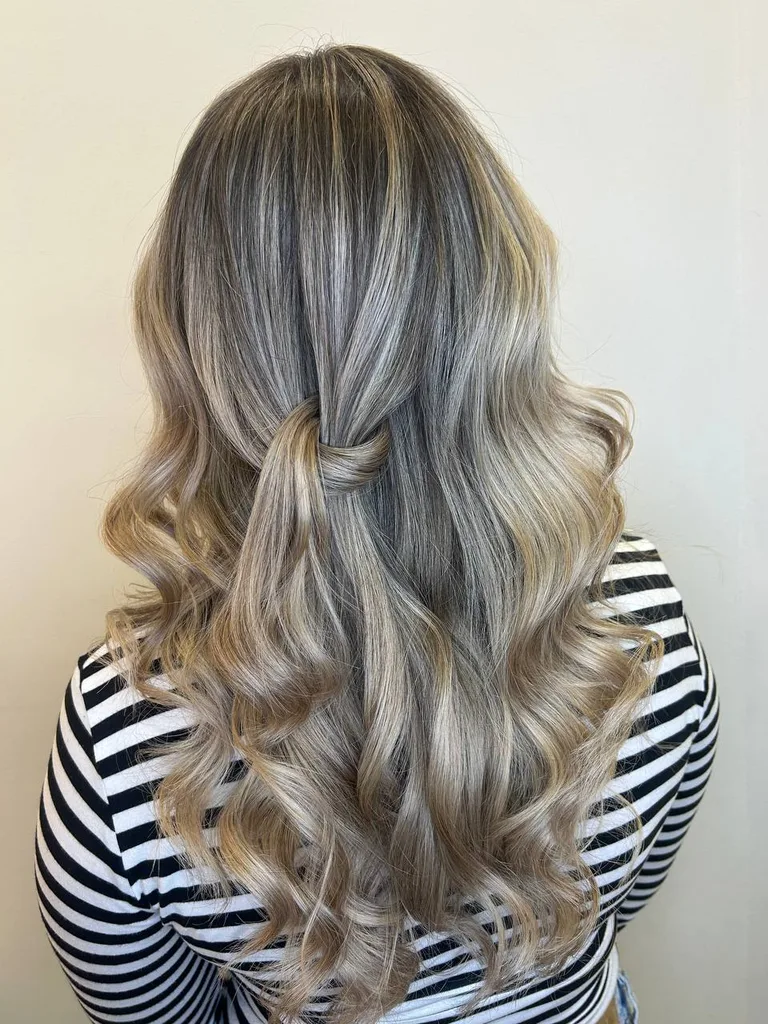Păr lung cu balayage blond cenușiu, prins parțial