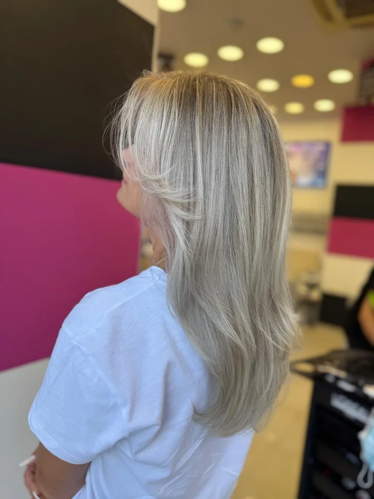 Păr blond cenușiu în straturi, cu breton lateral, din profil