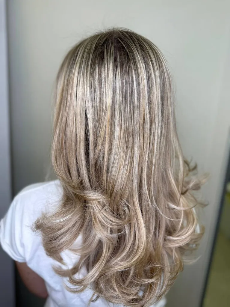 Șuvițe blond deschis pe păr lung în straturi