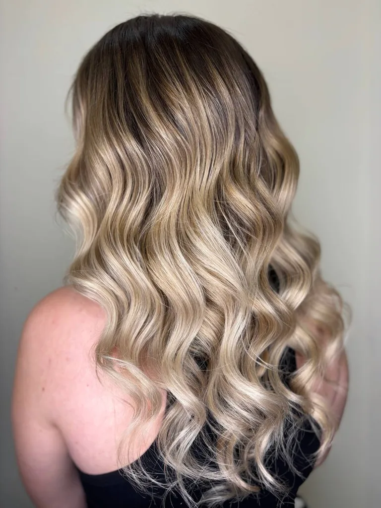 Balayage blond pe bază șaten închis, păr lung cu bucle